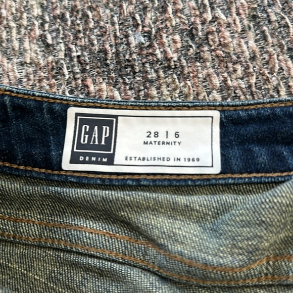 Gap maternity shorts - Picture 2 of 3